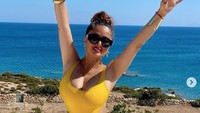 Ia pun merayakannya dengan mengunggah foto dirinya tampil dengan baju renang berwarna kuning. Dok. Instagram/salmahayek