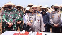 Acara yang dihadiri Bupati Subang Ruhimat dan perwakilan dari Bank BNI bersama Altar Akabri 89 juga menyediakan 2.000 paket bantuan sosial dan masker. Paket kebutuhan bahan pokok itu dikhususkan untuk petani yang terdampak ekonomi di masa pandemi COVID-19. dok. Altar 89