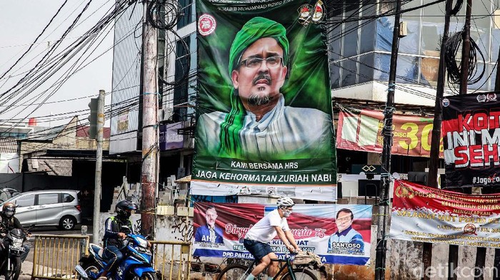 Spanduk dukungan untuk Rizieq Shihab mejeng di sejumlah tempat di Jakarta. Habib Rizieq sendiri saat ini belum bisa pulang dan masih di Arab Saudi