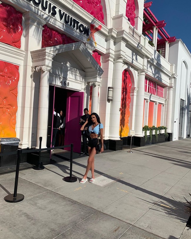 Followers di Instagramnya pun menyebut penampilan ekstrem Tara mirip boneka seks. Tidak ada batasnya bagiku untuk operasi plastik. Hal ini bikin kecanduan dan aku ingin payudara yang lebih besar lagi, ujarnya.  Foto: Instagram