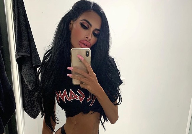 Wanita 31 tahun itu masih belum puas dengan penampilannya yang sudah terlihat ekstrem itu. Tara kini berencana melakukan tindakan estetika yang lebih ekstrem lagi yakni operasi menghilangkan tulang rusuk sampai mengubah warna matanya.  Foto: Instagram