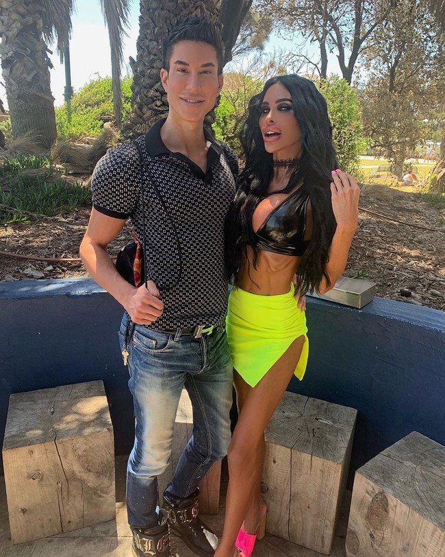 Penampilan Tara terlihat sangat palsu. Namun justru penampilan seperti itu yang diinginkan wanita 31 tahun itu. Foto: Instagram