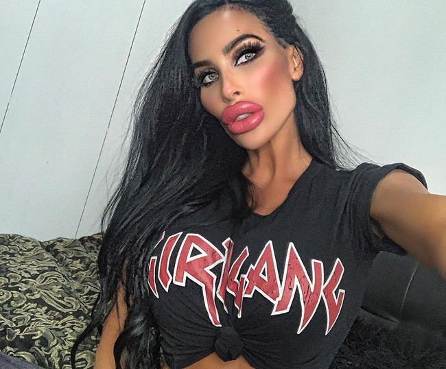 Wanita ini terobsesi dengan operasi plastik. Wanita bernama Tara Jayne McConachy itu bahkan telah melakukan implan payudara sebanyak lima kali.  Foto: dok. Instagram