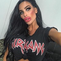 Wanita ini terobsesi dengan operasi plastik. Wanita bernama Tara Jayne McConachy itu bahkan telah melakukan implan payudara sebanyak lima kali.  Foto: dok. Instagram