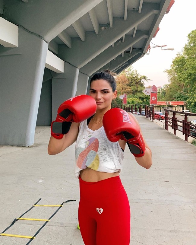 Ibu satu anak yang berusia 29 tahun ini mengaku bahwa dirinya seringkali diberhentikan di jalan karena orang-orang mengiranya sebagai Kendall Jenner. Padahal, Teona 23 cm lebih pendek dan lima tahun jauh lebih tua dari Kendall Jenner. Foto: Instagram @teonachachua