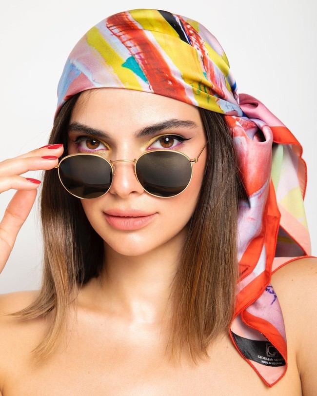 Teona mengaku, setelah dirinya kerap kali membagikan foto-fotonya di media sosial, banyak netizen yang kemudian berkomentar dan mengatakan bahwa dirinya sangat mirip dengan Kendall Jenner. Foto: Instagram @teonachachua