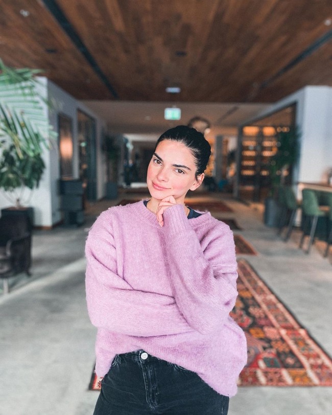 Setelah menyadari kemiripannya dengan Kendall Jenner, keluarga Teona bahkan mulai menggodanya dengan mengatakan bahwa mereka mungkin memiliki hubungan persaudaraan. Walaupun demikian, Teona mengaku senang karena bisa dibandingkan dengan wanita secantik Kendall Jenner. Foto: Instagram @teonachachua