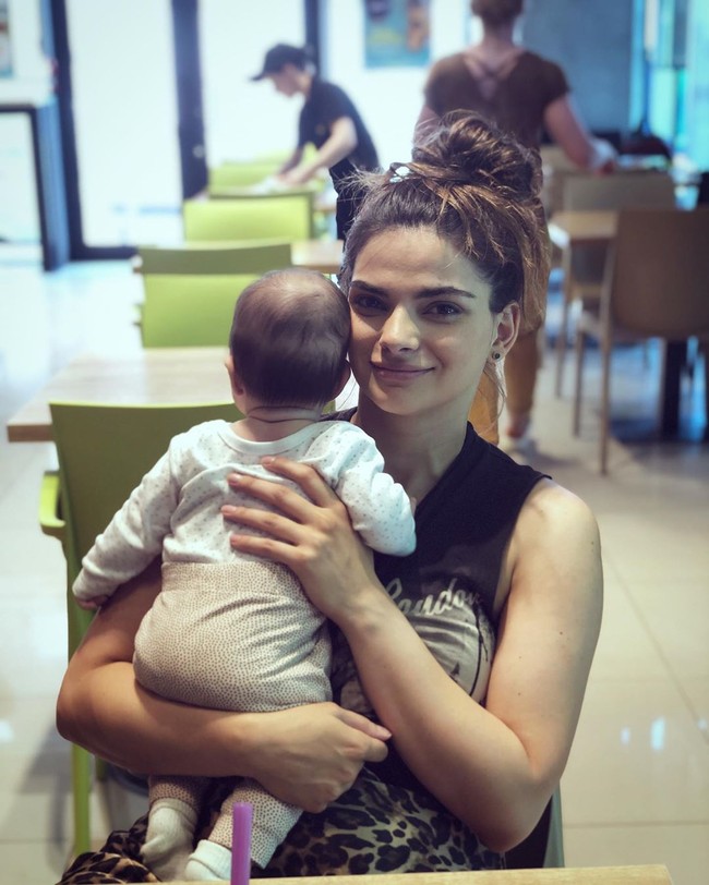 Saya mendapatkan banyak komentar terutama dari penggemarnya yang benar-benar berpikir saya adalah dirinya, dan keluarga saya bercanda bahwa kita mungkin memiliki keterkaitan. Itu sedikit aneh untuk saya karena pada akhirnya saya hanya wanita biasa, jelas Teona seperti dikutip dari The Sun. Foto: Instagram @teonachachua