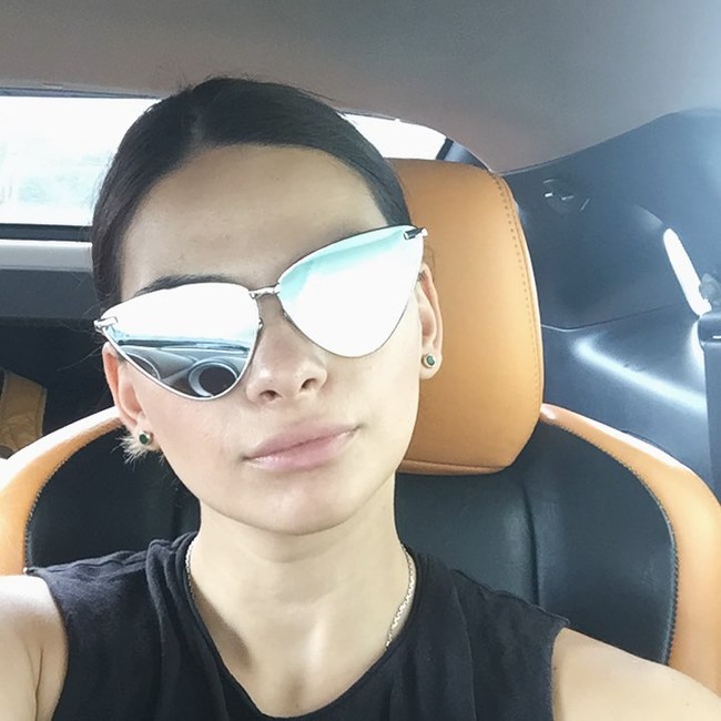 Tidak hanya dibandingkan dengan Kendall Jenner, Teona juga mengaku bahwa ada juga netizen yang membandingkannya dengan Sandra Bullock dan Emily Ratajkowski. Foto: Instagram @teonachachua