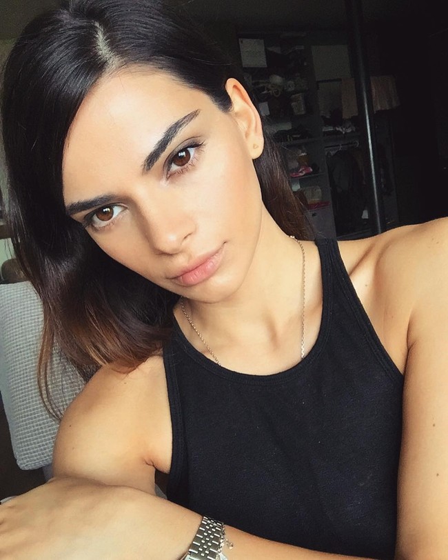 Saat aku mengunggah foto atau video orang-orang selalu membandingkanku dengan Kendall atau Emily Ratajkowski dan beberapa orang bahkan mengatakan padaku bahwa aku mirip Sandra Bullock, jelas Teona. Foto: Instagram @teonachachua