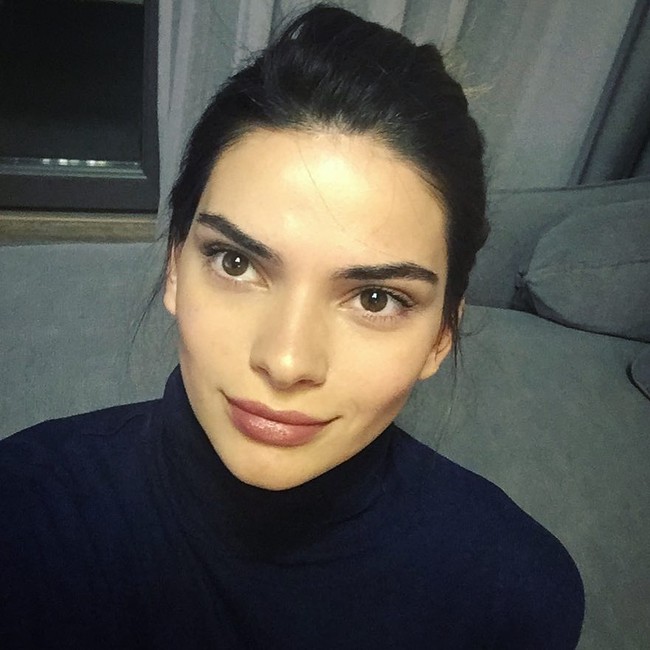 Walaupun merasa senang kerap kali dibandingkan dengan para selebriti ternama, namun Teona mengaku bahwa dirinya lebih senang jika dikenal sebagai dirinya sendiri. Bagaimana menurutmu, apakah Teona lebih mirip Kendall Jenner, Emily Ratajkowski, atau Sandra Bullock? Foto: Instagram @teonachachua