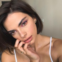 Wanita bernama Teona Chachua yang berasal dari Georgia, Amerika, ini awalnya tidak menyadari bahwa dirinya memiliki kemiripan dengan salah satu anggota keluarga Kardashian, Kendall Jenner. Hal tersebut baru disadarinya setelah dia mendapatkan komentar dari para fans supermodel tersebut. Foto: Instagram @teonachachua