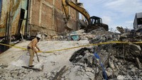 Pantauan di lokasi, Kamis (3/9/2020), sekitar pukul 16.29 WIB, puing-puing yang sempat menutupi jalan sudah dibersihkan. Puing-puing di badan jalan dibersihkan pekerja dengan alat seadanya.