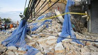 Kabel listrik di depan ruko yang roboh juga terlihat tertimpa. Petugas PLN sudah ada di lokasi untuk melakukan pengecekan. Polisi juga sudah ada di lokasi untuk melakukan pengamanan dan mengatur lalu lintas.