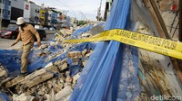 Kasat Lantas Jakarta Pusat Kompol Lilik menerangkan bangunan roboh pada saat proses pembongkaran.