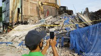 Saat ini petugas dari kelurahan, kecamatan, serta TNI dan polisi sudah berada di lokasi kejadian. Puing-puing bangunan yang roboh sempat menutupi akses Jalan Kiai Caringin.