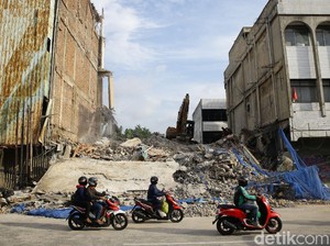 Camat: Ruko di Jakpus yang Roboh Saat Dibongkar Tak Punya Izin Pembongkaran