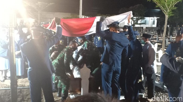 Pilot pesawat tempur TNI AU yang tergelincir di Lanud Iswahjudi meninggal dunia. Pemakaman jenazah di Taman Makam Pahlawan (TMP) Kota Madiun, Rabu (2/9) malam hingga dini hari tadi diiringi isak tangis keluarga.
