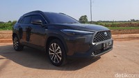 Kesan modern juga bisa dilihat dari bagian lampu utamanya. Toyota Corolla Cross sudah menggunakan lampu depan LED. Desain lampunya seakan memberikan tatapan tajam. Ditambah aksen warna biru pada lampu Corolla Cross Hybrid seakan mencerminkan bahwa mobil ini ramah lingkungan. Foto: Rangga Rahadiansyah/detikOto