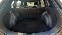 Toyota Corolla Cross Hybrid memiliki automatic power back door dengan sensor kaki. Jadi untuk membuka pintu bagasi saat Anda membawa barang bawaan banyak, cukup mengayunkan kaki ke bawah bumper belakang mobil. Hanya, yang kami rasakan sensor itu terasa kurang sensitif. Beberapa kali kami mengayunkan kaki pintu bagasi tidak terbuka, tapi ketika mencoba mengayunkan kaki beberapa kali lagi baru pintu bagasi mau terbuka secara otomatis. Bagasinya cukup luas. Foto: Rangga Rahadiansyah/detikOto