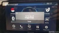  Toyota Corolla Cross Hybrid dilengkapi dengan head unit 9 inchi IPS display. Saat pertama kali mobil menyala, akan ada pemberitahuan apakah hari ini tanggal genap atau ganjil. Ini menjadi fitur sederhana tapi berguna sehingga pengemudi bisa menyesuaikan berkendara di kawasan ganjil-genap. Yang unik lagi adalah adanya fitur NFC yang bisa membaca saldo uang elektronik kita. Jadi, tak perlu panik jika saldo kurang untuk mengakses jalan tol. Foto: Rangga Rahadiansyah/detikOto