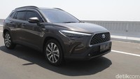 Saat tahun pertama peluncuran mobil dengan mesin bensin berkode 2ZR-FBE 1.8 liter itu bisa mengumpulkan penjualan sebanyak 449 unit, sedangkan model Corolla Cross hybrid mampu terdistribusi 652 unit pada tahun yang sama. Tahun berikutnya, Corolla Cross hybrid lebih banyak disukai dengan penjualan 1.304 unit, sedangkan varian non hybrid cuma 215 unit. Foto: Muhammad Zaky Fauzi Azhar