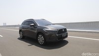Meski sensasi berkendaranya sangat asyik untuk diajak ngebut, Toyota Corolla Cross Hybrid tetap mengutamakan efisiensi bahan bakar. Berkat tenaga listrik yang disimpan di baterai, bensin yang disedot mesin sebisa mungkin lebih irit. Foto: Muhammad Zaky Fauzi Azhar