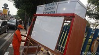 Tugu peti jenazah COVID-19 ini diletakan di pertigaan jalan Kesehatan dan jalan Veteran, Bintaro, Jakarta.