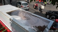 Masih kurangnya kesadaran masyarakat akan protokol kesehatan membuat pemerintah membuat tugu jenazah COVID-19 untuk mengingatkan masyarakat akan bahaya virus ini. Ari Saputra/detikcom.
