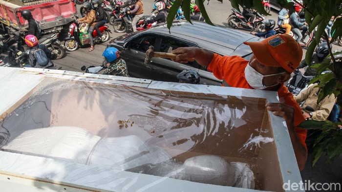 Tugu Peti Jenazah untuk Mengingatkan Bahaya COVID-19 Tugu peti jenazah COVID-19 dibangun di pertigaan jalan Kesehatan dan jalan Veteran, Bintaro, Jakarta. Tugu ini sebagai bagian dari kampanye waspada COVID-19.