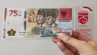 Ternyata belum semua orang mengetahui bahwa uang khusus ini bisa dipakai untuk berbelanja. Terbukti, ada video seorang penjual sate yang mengaku tidak mau menerima pembayaran dengan uang kertas Rp 75 ribu. Foto: detikcom
