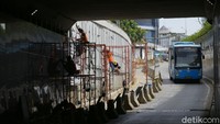Pengerjaan memakan sedikit sisi jalan untuk para pekerja.