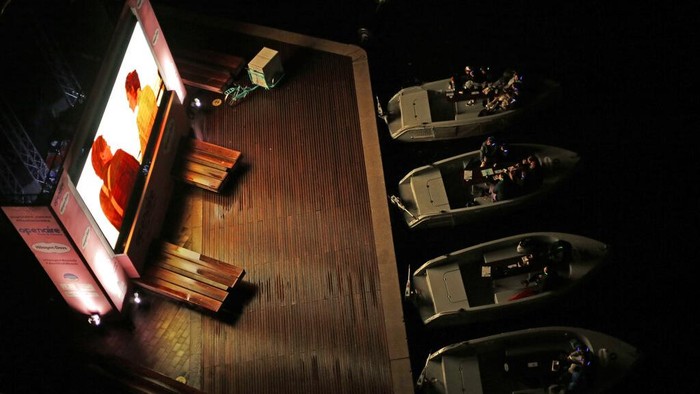 Pandemi COVID-19 membuat warga mencari alternatif baru untuk menikmati hiburan. Usai bioskop drive-in, kini ada bioskop terapung yang ikutan hits gegara Corona.