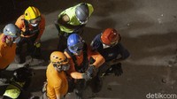 Seperti dilaporkan kantor berita NNA dan dilansir Reuters, Jumat (4/9/2020), sebuah tim dengan seekor anjing penyelamat mendeteksi pergerakan di bawah reruntuhan sebuah gedung yang hancur di area Gemmayze pada Kamis (3/9) pagi waktu setempat. Area itu menjadi salah satu area yang terdampak ledakan paling parah pada 4 Agustus lalu.