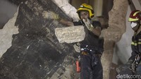 Upaya penggalian di lokasi temuan tanda-tanda kehidupan dilakukan pada Jumat (4/9) waktu setempat, dengan sekelompok petugas penyelamat melakukan penggalian dan memindahkan puing beton juga batu bata dengan tangan kosong.