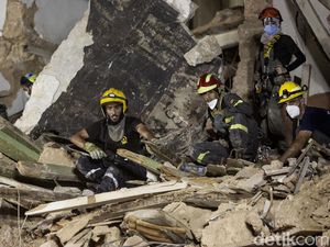 Denyut Kehidupan Terdeteksi, Petugas Gali Puing Ledakan Beirut