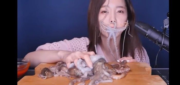 Aksi Makan Hewan Hidup dan Utuh