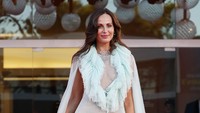 Model keturunan Polandia-Italia itu tampil seksi dengan gaun biru transparan. Getty Images/Vittorio Zunino Celotto