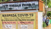 Meski telah dipasangi tugu peti mati COVID-19 nampak warga masih kurang disiplin dalam menggunakan masker.