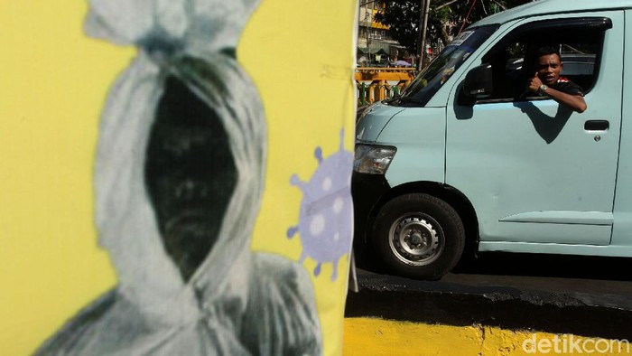 Tugu peti mati COVID-19 rupanya tak cukup membuat warga sadar untuk lebih disiplin terhadap Corona. Bahkan di dekat lokasi saja banyak warga yang tidak pakai masker.