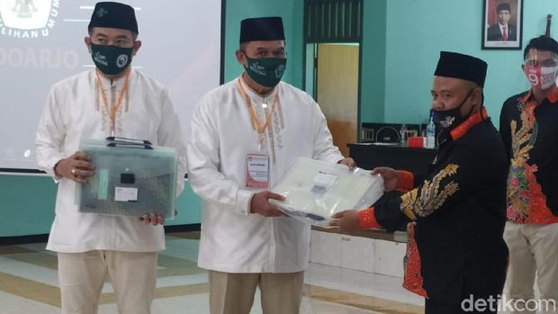 Bambang Haryo Soekartono dan Taufiqulbar menyerahkan berkas pendaftaran di KPU