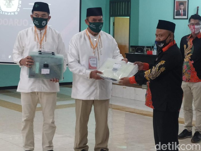 Bambang Haryo Soekartono dan Taufiqulbar menyerahkan berkas pendaftaran di KPU