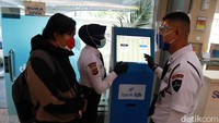 Di masa pandemi COVID-19, bank yang terletak di Jalan Tamansari itu menerapkan protokol kesehatan secara ketat saat melayani nasabah.