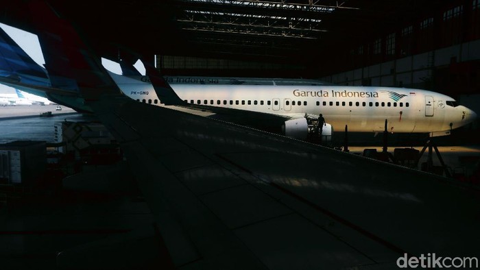Beginilah potret ruang kemudi pesawat atau kokpit yang menjadi ruangan bagi sang pilot untuk mengendalikan laju pesawat terbang. Mulai dari lepas landas hingga kembali mendarat.