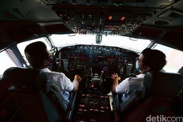 Orang biasa atau penumpang juga bisa melihat kondisi kokpit saat pesawat berhenti atau terparkir di apron dan pesawat sedang tak mengudara.