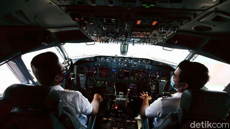 Beginilah potret ruang kemudi pesawat atau kokpit yang menjadi ruangan bagi sang pilot untuk mengendalikan laju pesawat terbang. Mulai dari lepas landas hingga kembali mendarat.
