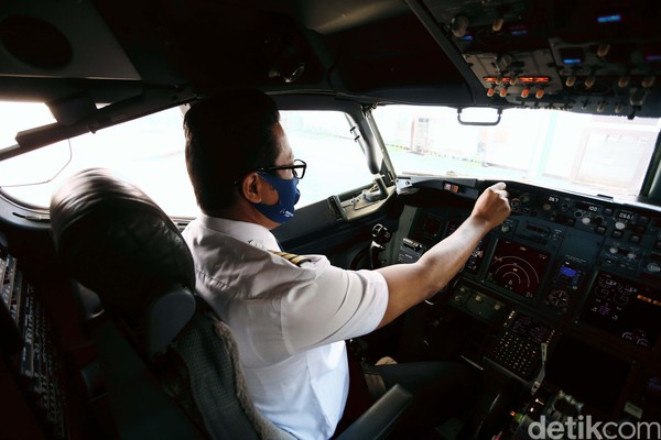 Flight Instrumen adalah instrumen-instrumen yang terdapat di dalam kokpit yang memberikan informasi tentang situasi penerbangan dari pesawat yang sedang dikendalikan, mulai dari informasi ketinggian, kecepatan, dan informasi lainnya yang dibutuhkan. Flight Instrumen adalah instrumen-instrumen yang terdapat di dalam kokpit yang memberikan informasi tentang situasi penerbangan dari pesawat yang sedang dikendalikan, mulai dari informasi ketinggian, kecepatan, dan informasi lainnya yang dibutuhkan.