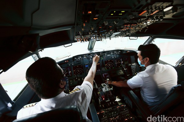 Di kokpit itu terdapat alat-alat Flight Instrumen dan Flight Control pesawat terbang. Begitu juga yang ada di dalam pesawat Garuda Indonesia. Di kokpit itu terdapat alat-alat Flight Instrumen dan Flight Control pesawat terbang. Begitu juga yang ada di dalam pesawat Garuda Indonesia.