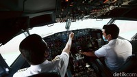 Di kokpit itu terdapat alat-alat Flight Instrumen dan Flight Control pesawat terbang. Begitu juga yang ada di dalam pesawat Garuda Indonesia.