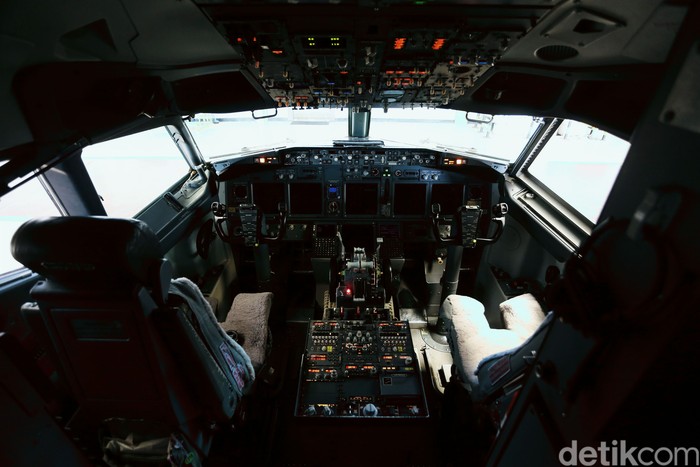 Beginilah potret ruang kemudi pesawat atau kokpit yang menjadi ruangan bagi sang pilot untuk mengendalikan laju pesawat terbang. Mulai dari lepas landas hingga kembali mendarat.